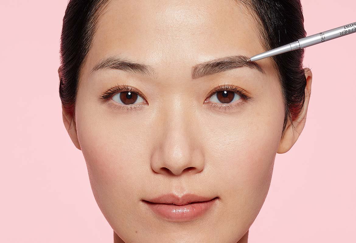 Una rutina de belleza que no puedes descuidar es la de ocuparte de tus cejas. Hazlo con el lápiz Brow Artist Skinny Definer de L’Oréal Paris que las rellena con un acabado muy natural.
